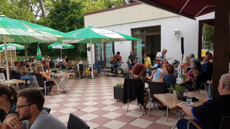 Live-Musik mit Coole Breeze im Holzhacker im neuen Schützenhaus in Karlsruhe